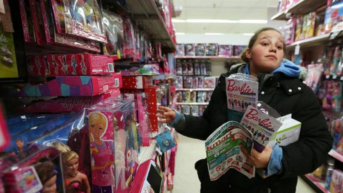 En esta ocasión, otra polémica se desató cuando algunas tiendas decidieron adelantar sus relojes y abrir sus puertas en pleno jueves y así permitir a los ávidos buscadores de ofertas el dar por iniciada oficialmente su propia temporada de compras.