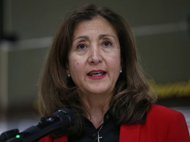 ¿Qué opina Ingrid Betancourt sobre la suspensión de Daniel Quintero?