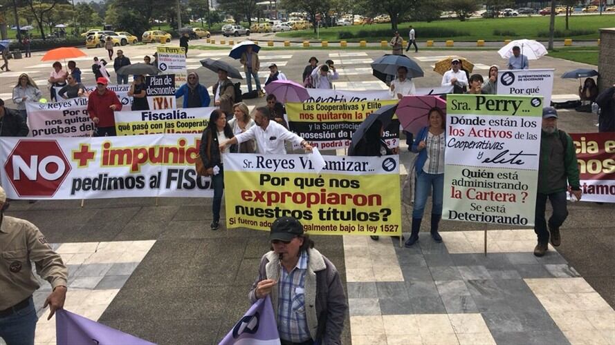 Víctimas de Elite nuevamente protestaron frente a la Fiscalía. Foto: Cristian Medina (W Radio)