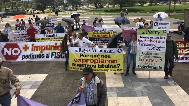 Víctimas de Elite nuevamente protestaron frente a la Fiscalía. Foto: Cristian Medina (W Radio)