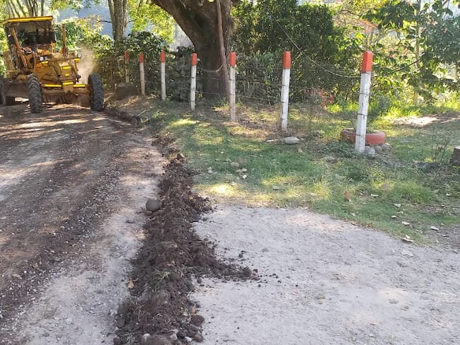 Este es un corredor vial importante que conecta al suroccidente con el centro y sur del departamento del Huila, una vía que presenta múltiples tramos deteriorados debido a la presencia de una falla geológica.