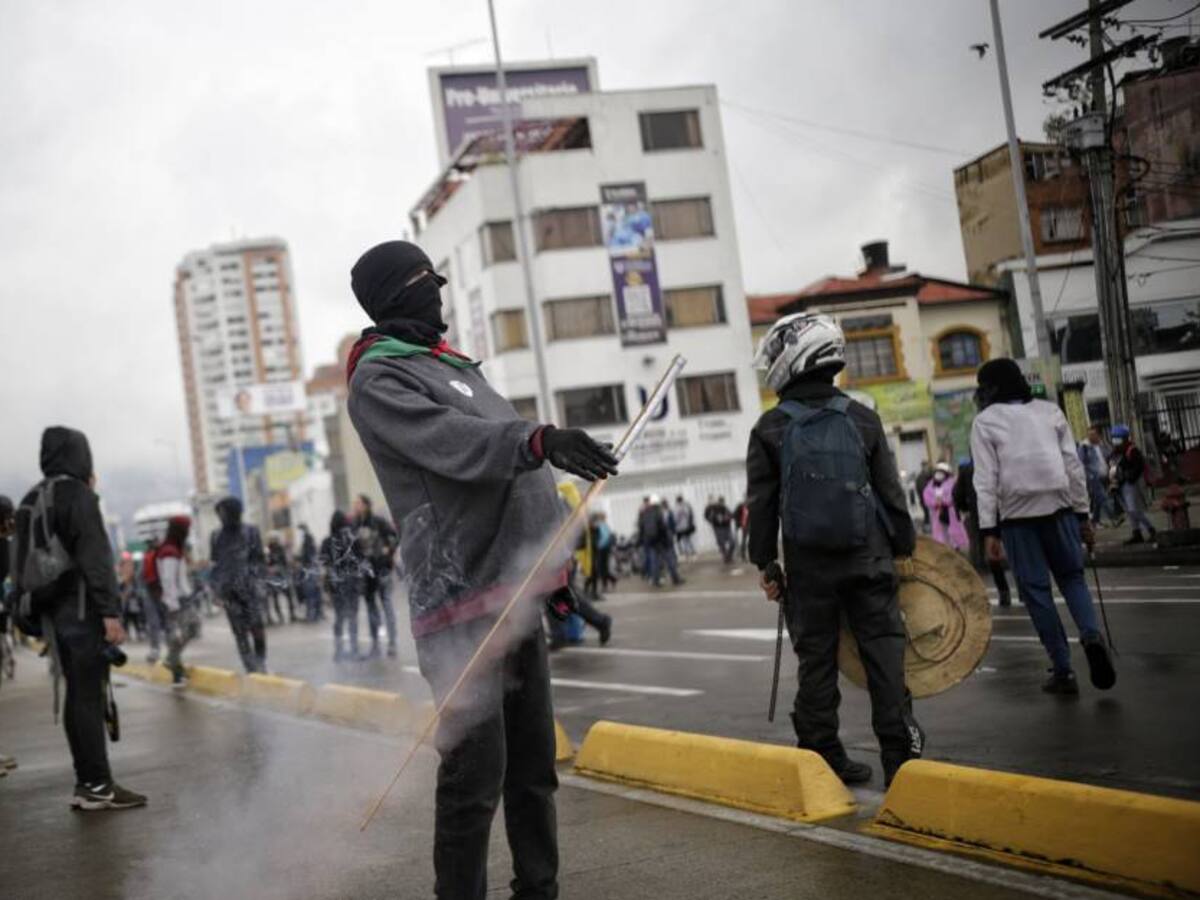 Encapuchados incendiaron una moto de la Policía en inmediaciones a la U.Nacional