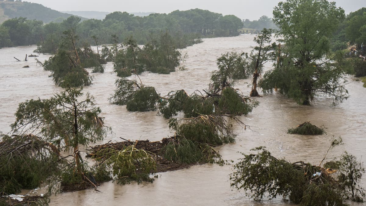 Inundaciones en Texas: Al menos 25 fallecidos y 23 niñas desaparecidas en un campamento de verano