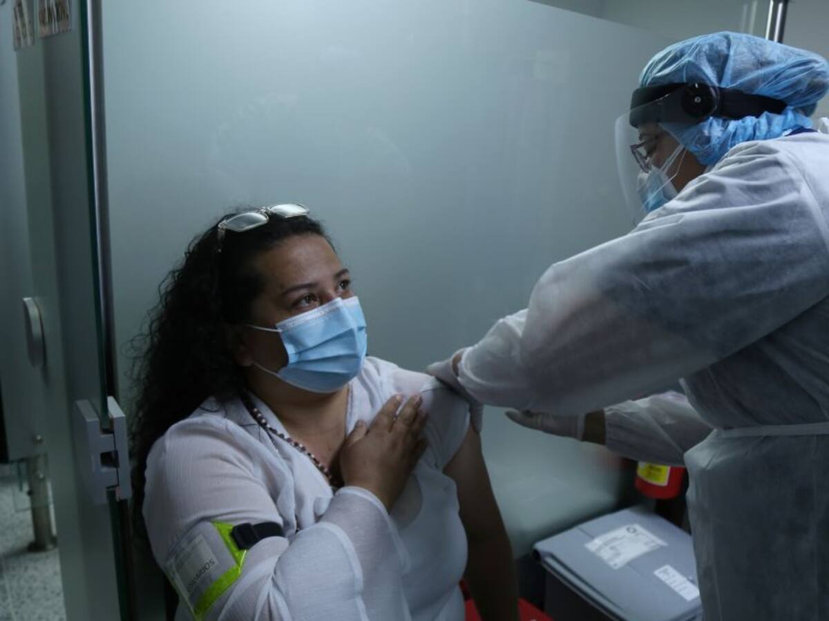 Noticias falsas y ventas fraudulentas, amenazas para el Plan de Vacunación