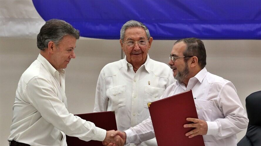 Juan Manuel Santos, Raúl Castro y "Timochenko". Foto: Agencia EFE