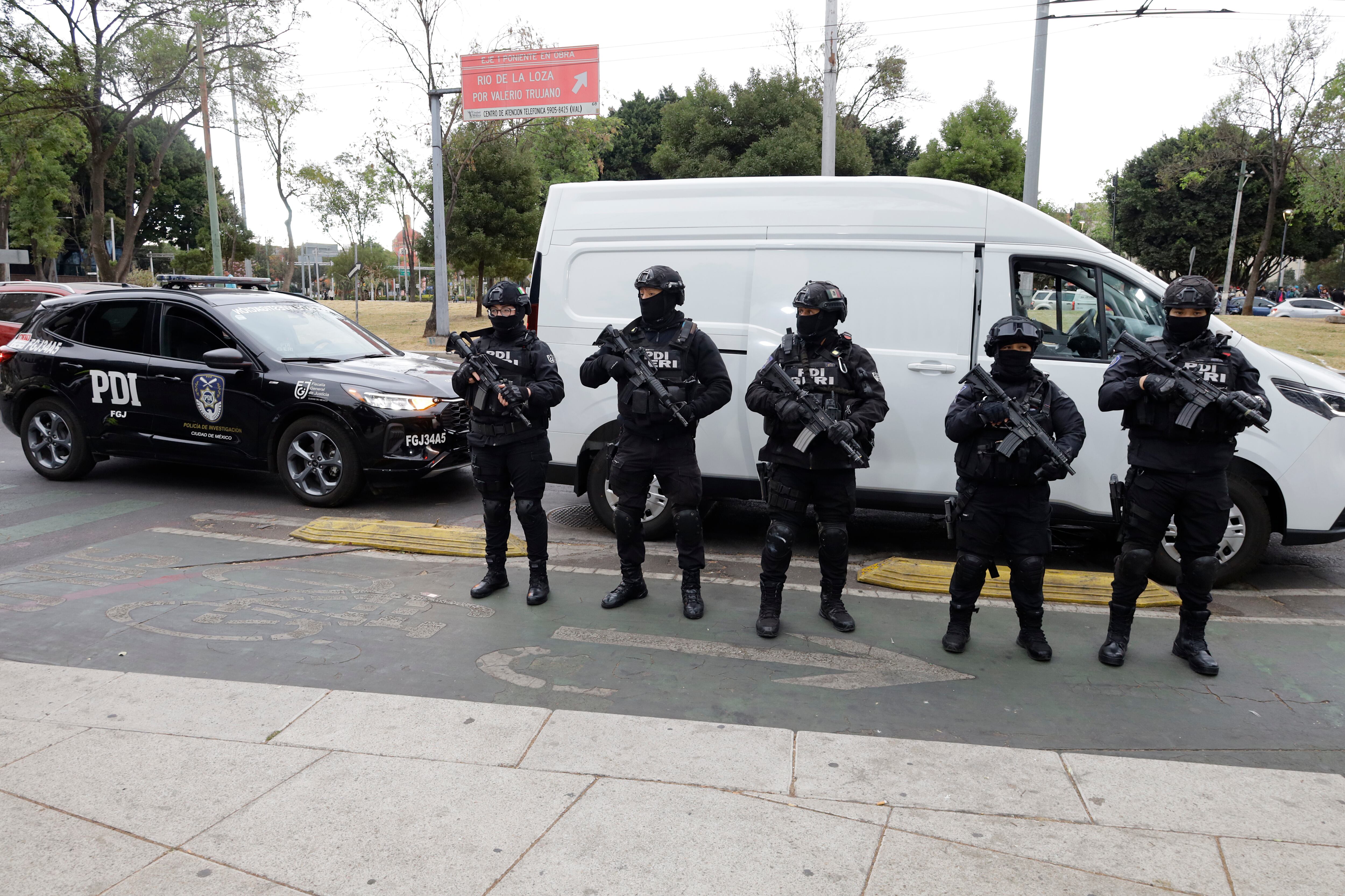 Miembros de la Guardia Nacional haciendo presencia en Ciudad de México para garantizar la seguridad ante posible violencia narco. 
(Foto:   Gerardo Vieyra/NurPhoto via Getty Images)
