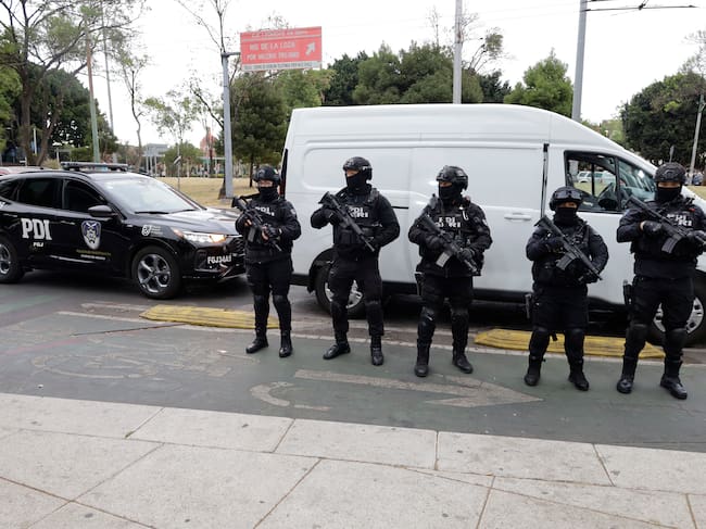 Miembros de la Guardia Nacional haciendo presencia en Ciudad de México para garantizar la seguridad ante posible violencia narco.
(Foto: Gerardo Vieyra/NurPhoto via Getty Images)