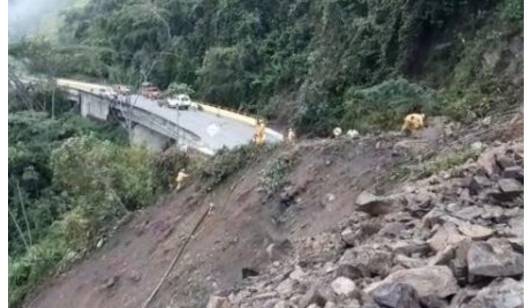 Incomunicado Otanche y Puerto Boyacá por derrumbe en la vía.
