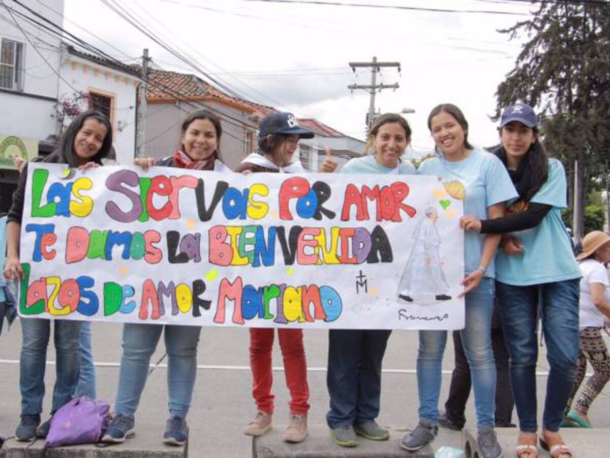 Miles de personas esperaron el saludo del papa Francisco