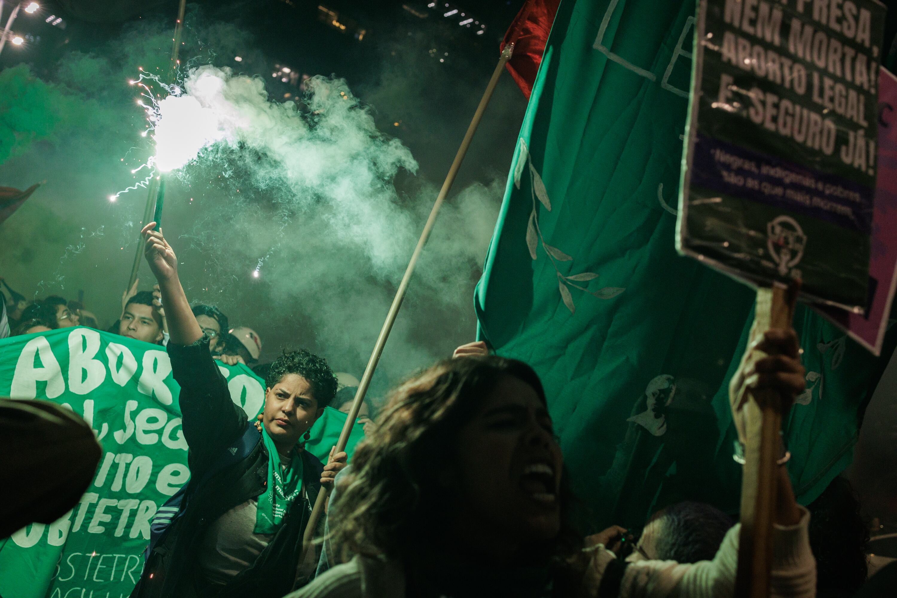 -FOTODELDÍA- AME3337. SAO PAULO (BRASIL), 28/09/2023.- Cientos de personas se manifiestan hoy, en la Avenida Paulista de Sao Paulo (Brasil). Las feministas marcharon este jueves en las calles de diferentes ciudades de Brasil para defender el derecho de la mujer a interrumpir el embarazo, en momentos en que el asunto genera una intensa polémica en el país debido a que la Corte Suprema estudia despenalizarlo y legisladores conservadores buscan prohibirlo totalmente. EFE/ Isaac Fontana