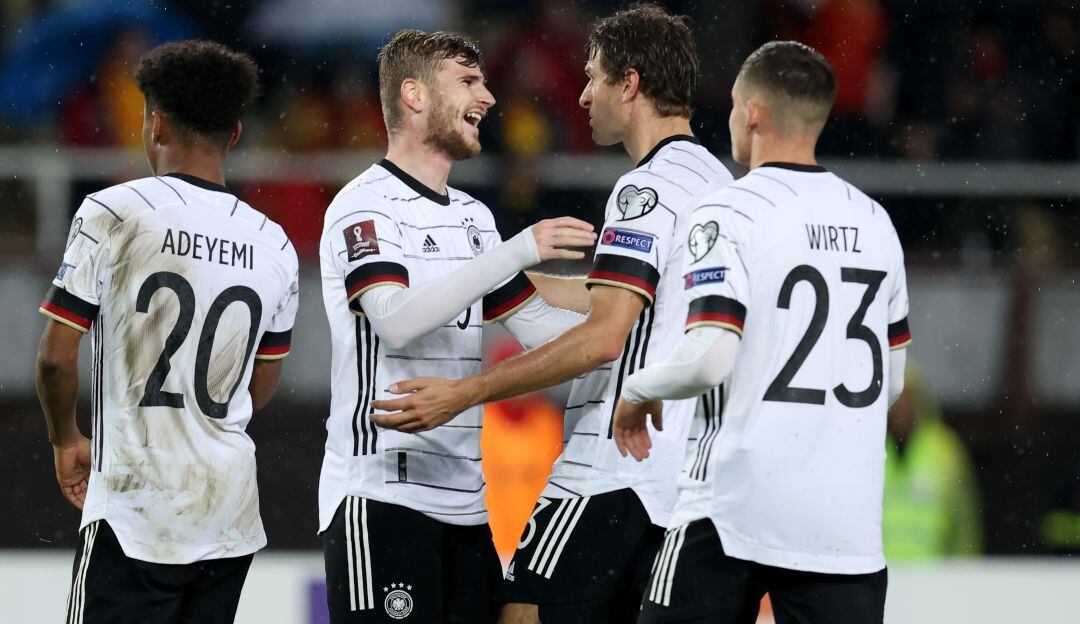 Los jugadores de Alemania festejan una de las dos anotaciones de Timo Werner.