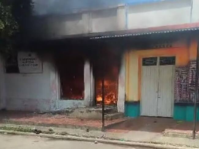 Se presentan dos personas que habrían participado en incendio de Registraduría en Gamarra