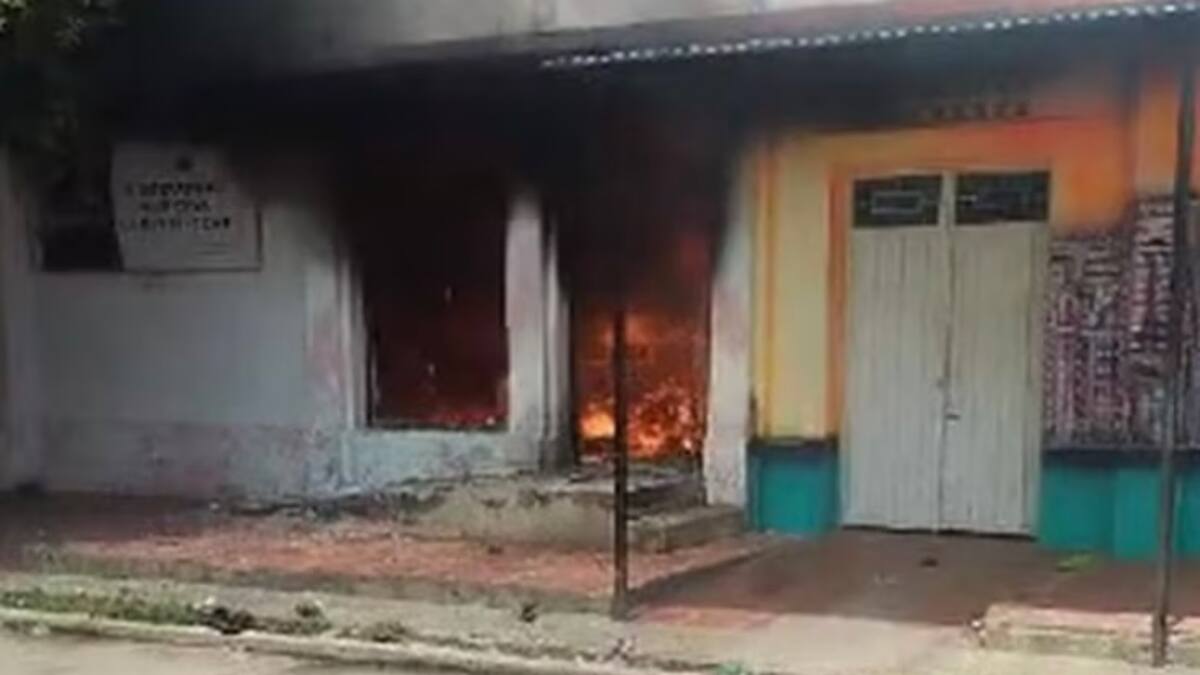 Se presentan dos personas que habrían participado en incendio de Registraduría en Gamarra
