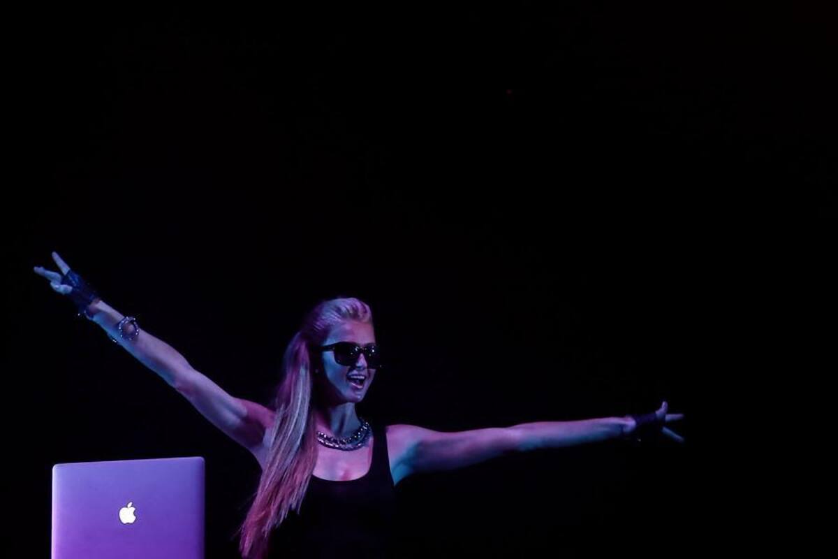 La DJ deleitó a sus seguidores en el "toque" que ofreció este viernes en el Castillo Marroquín. Junto a ella se presentó Natalia Paris.