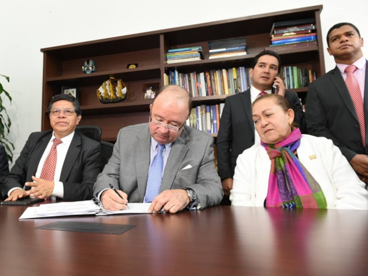 Gobierno radica proyecto de ley para facilitar el combate de la minería criminal