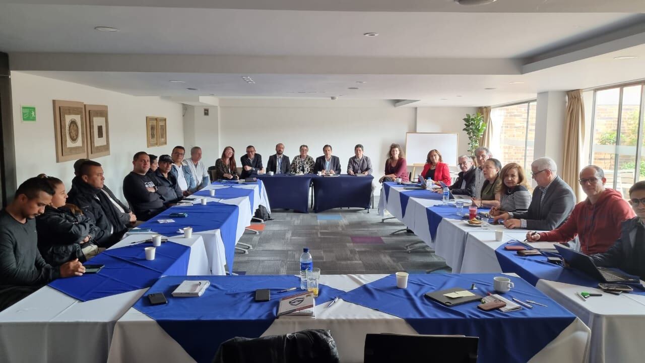 Mesa de diálogo de paz entre el Gobierno y los Bloques y Frentes del Estado Mayor liderados por alias 'Calarcá'