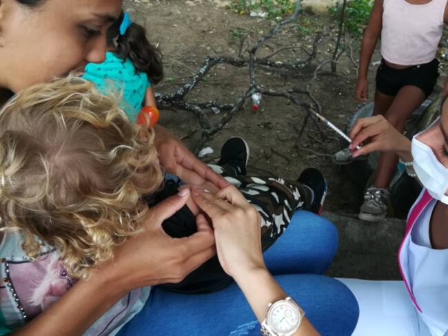 Vacunación de niños venezolanos en el puente internacional Francisco de Paula Santander