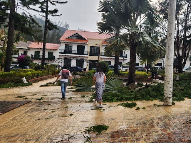 Un fuerte vendaval dejo graves daños en la zona rural y urbana de Jenesano, en el que se vieron afectadas más de 60 familias / Foto: Caracol Radio
