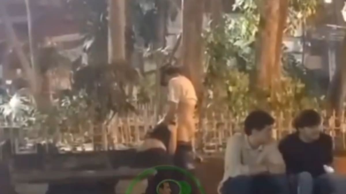 Sancionan a joven al que le practicaban sexo oral en el Parque Principal de Copacabana