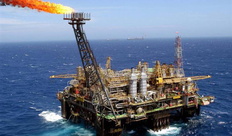 Fotografía de archivo fechada el 20 de marzo de 2013 que muestra una plataforma petrolífera P-26 en la Cuenca de Campos (Brasil).