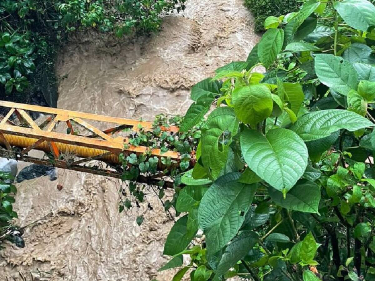 Búscan a un niño de 5 años que fue arrastrado por una quebrada en Heliconia
