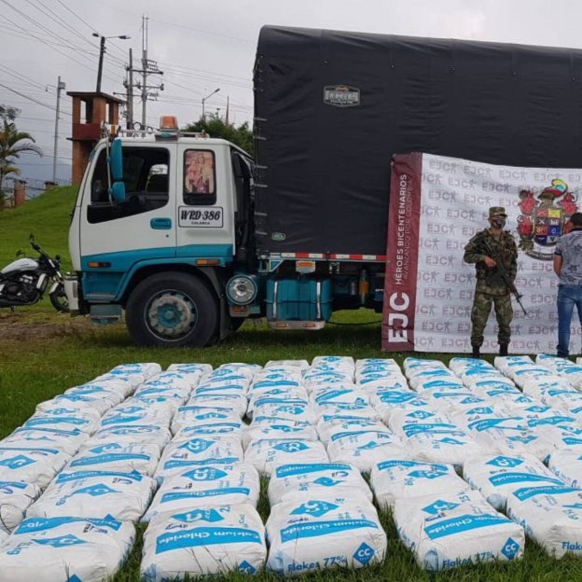 3.500 kilos de cloruro de calcio fueron incautados en la vía La Línea