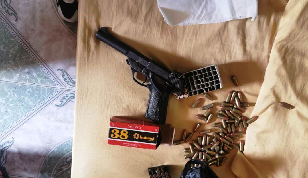 Se trata de una pistola semiautomática High Standard, con un silenciador integral, usada durante la Segunda Guerra Mundial