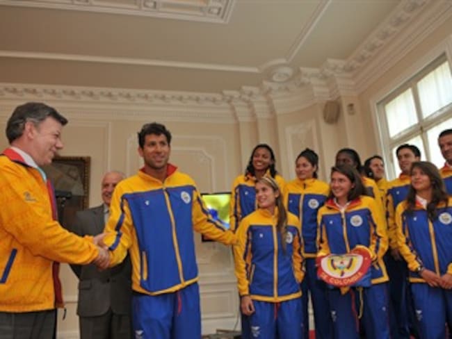 Deportistas olímpicos recibieron la bandera de Colombia por parte del Presidente Santos