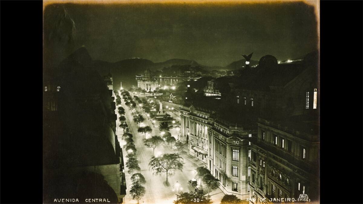 Algunas fotos de son de autor desconocido, como esta de la calle Paissandú, barrio de Flamengo. Las palmeras imperiales se plantaron a fines del siglo XIX por orden del emperador Pedro II y forman hasta hoy una suerte de galería desde la playa hasta el palacio donde vivía su hija, la princesa Isabel.