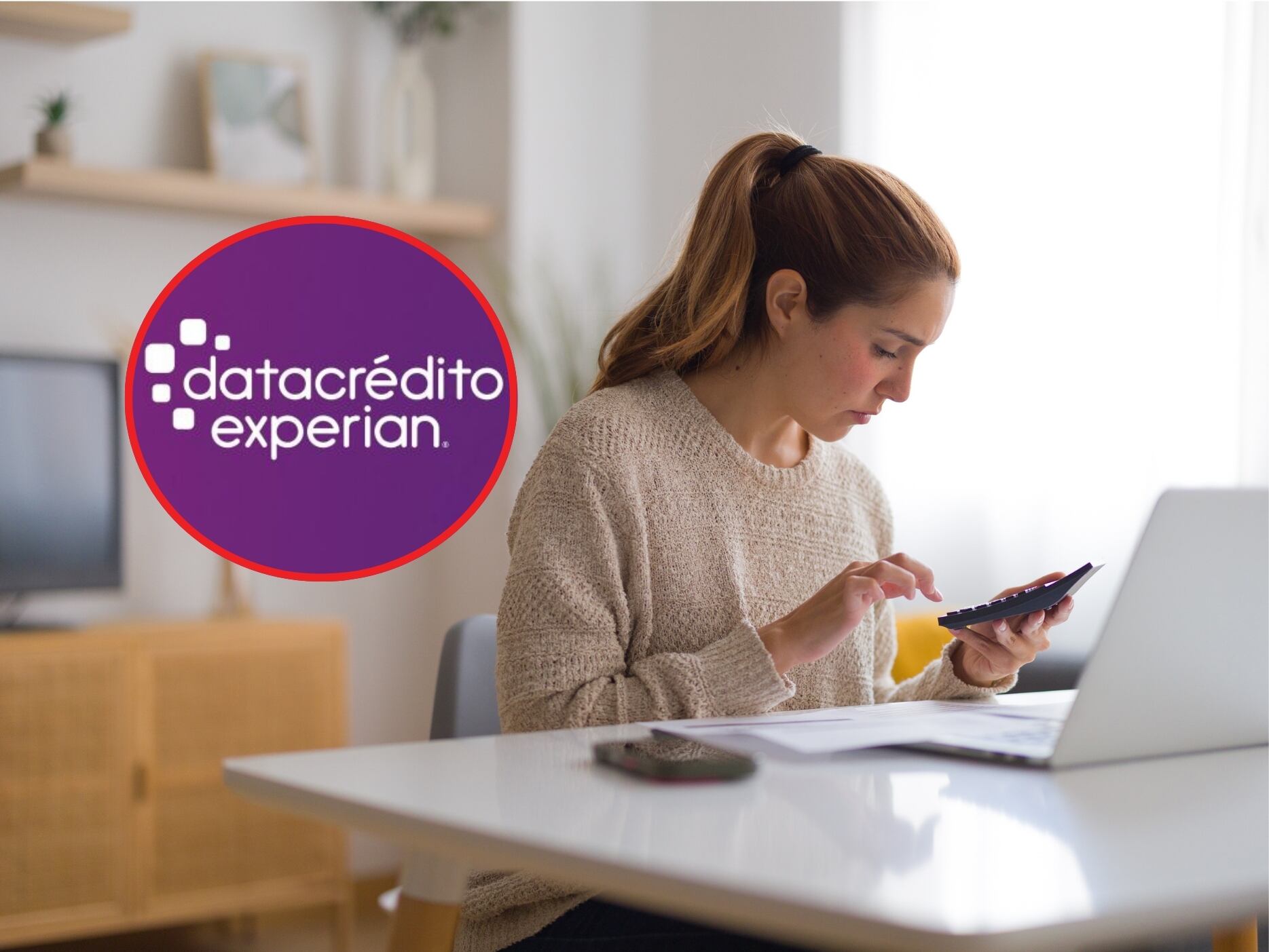 En portada: Persona haciendo cálculos junto a un computador portátil. A la izquierda, el logo de Datacrédito (Crédito: Getty Images & Datacrédito Experian)