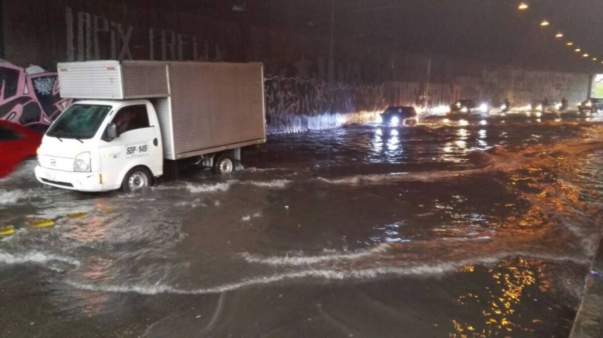 Deprimido de la 80 con avenida Caracas, encharcamiento cercano a 40cm sin afectación en la operación del sistema articulado