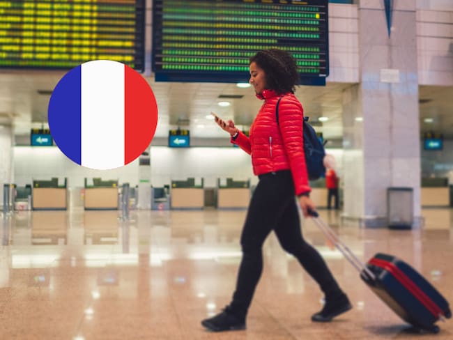 Mujer en el aeropuerto revisando su celular / Bandera de Francia (Getty Images)