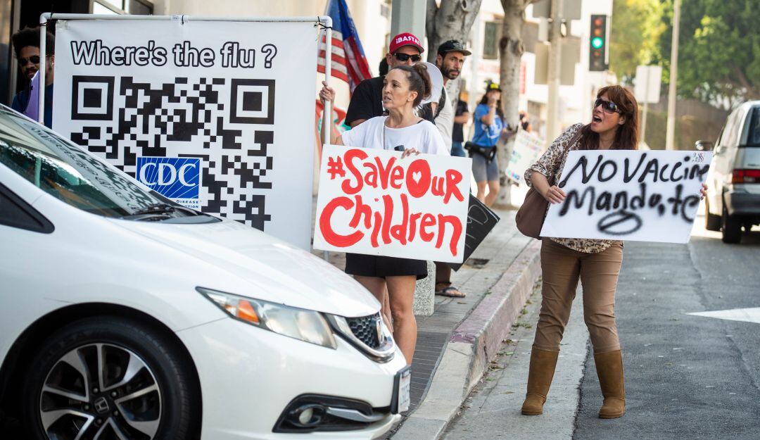 Estadounidenses protestan contra la exigencia de la vacua contra el Covid19 en el país. 