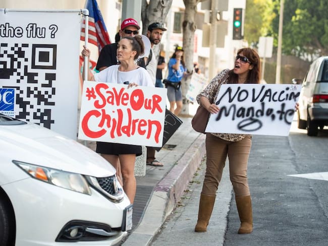 Estadounidenses protestan contra la exigencia de la vacua contra el Covid19 en el país.