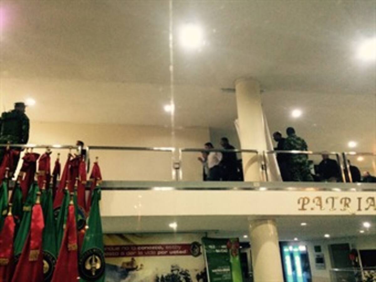 Santos se reúne con cúpula militar y Mindefensa