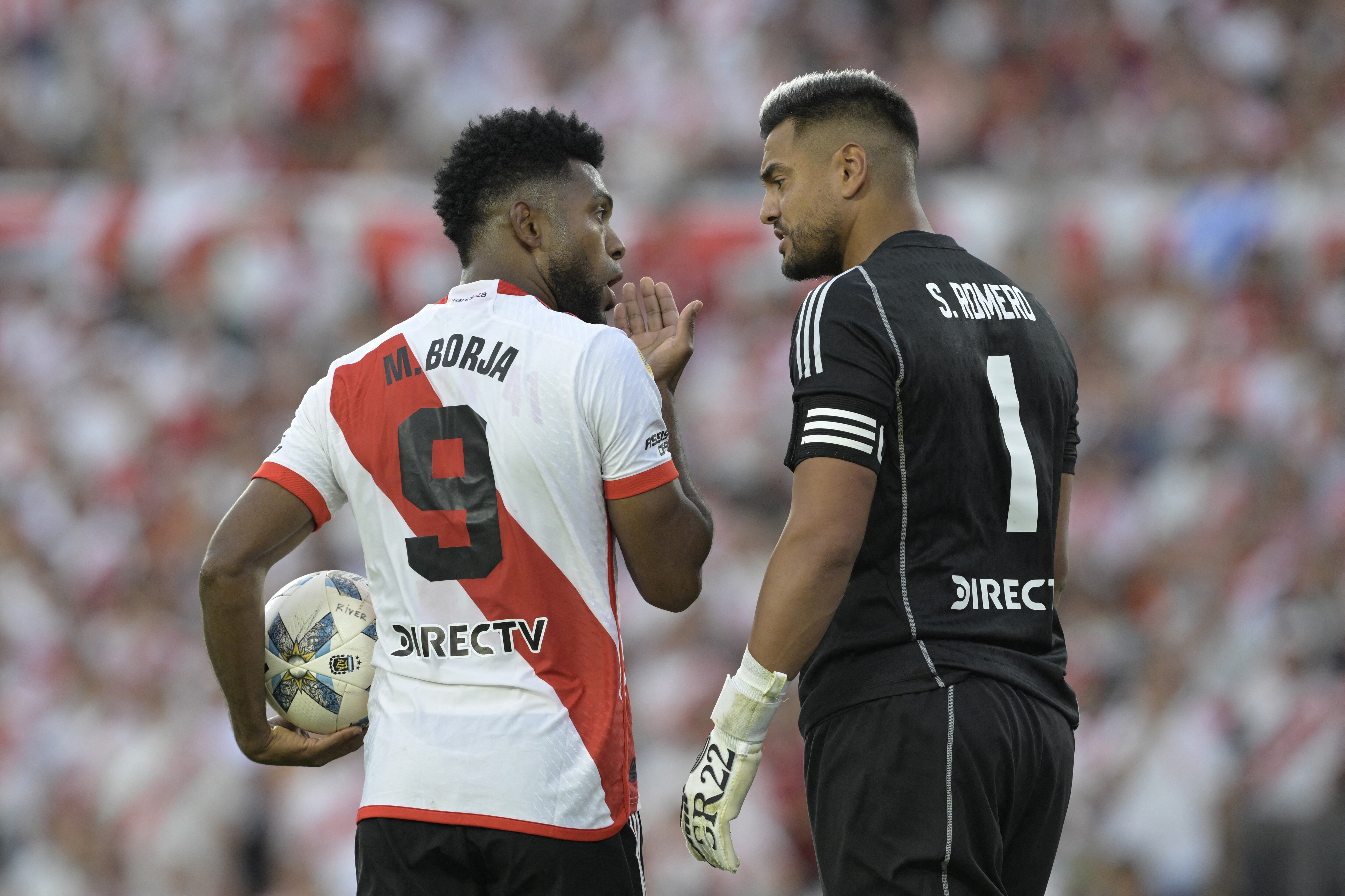 Miguel Ángel Borja y Sergio Romero. (Photo by JUAN MABROMATA / AFP) (Photo by JUAN MABROMATA/AFP via Getty Images)
