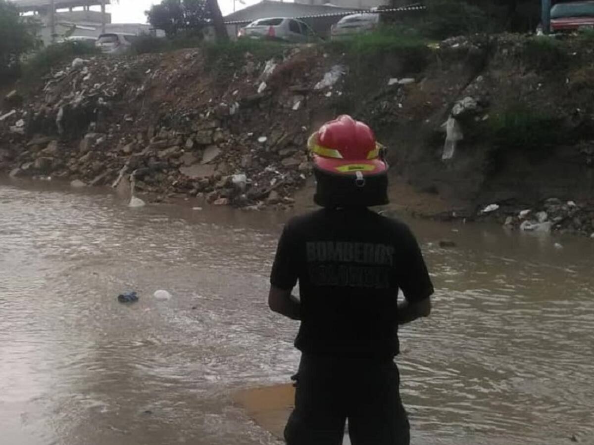 Reportan desaparición de un joven tras ser arrastrado por arroyo en Soledad