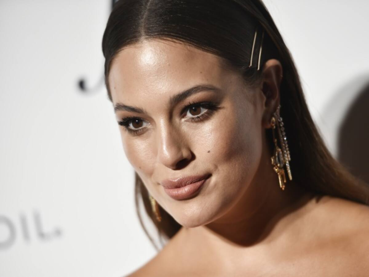 Las sensuales curvas de Ashley Graham en ropa interior