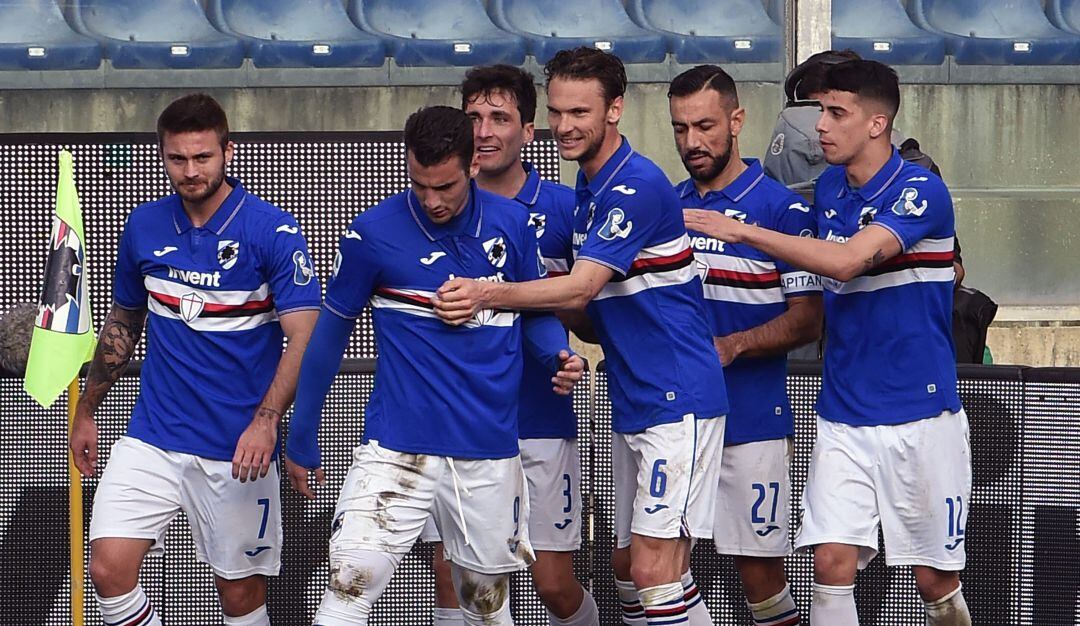 Camiseta que utilizó Sampdoria en el partido contra Hellas Verona. En las mandas se alcanza a observar el diseño conmemorativo por el Día de la Mujer.