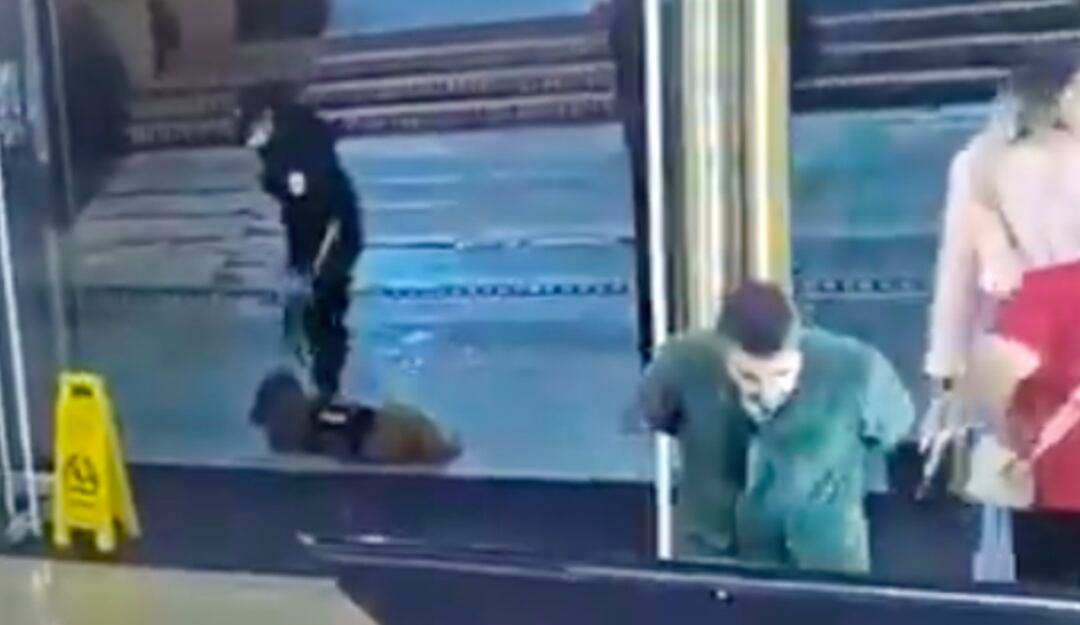 Captura de video de maltrato en el Centro Comercial Andino