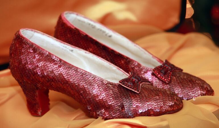 El misterioso robo y aparición de la zapatilla usada en la película de El Mago de Oz fue recuperada después de muchos años de darse por perdida.