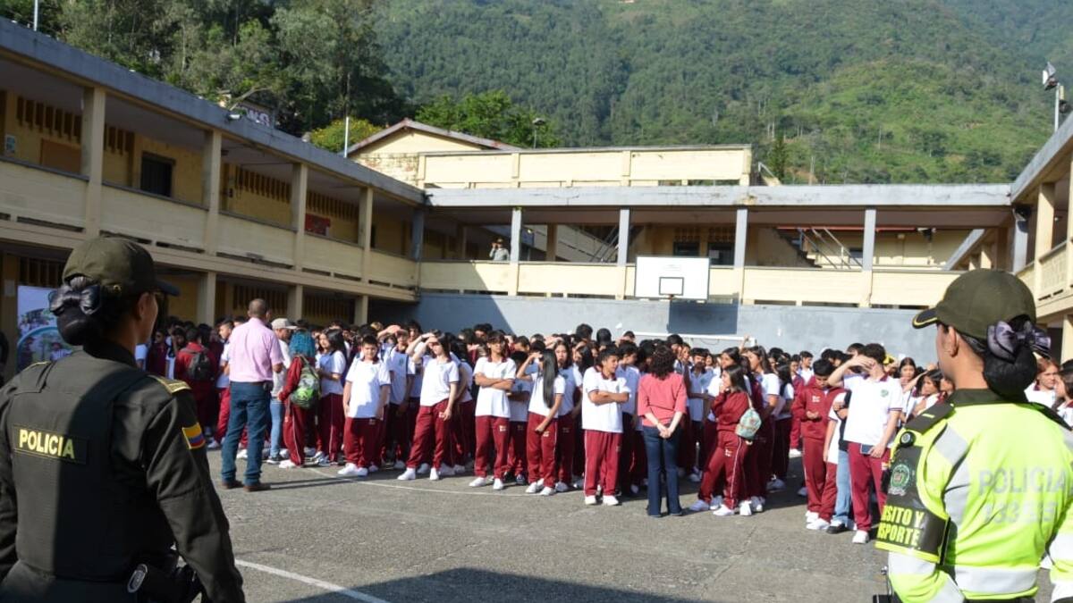 Policías de Antioquia acompañaron el regreso a clases en las diferentes subregiones