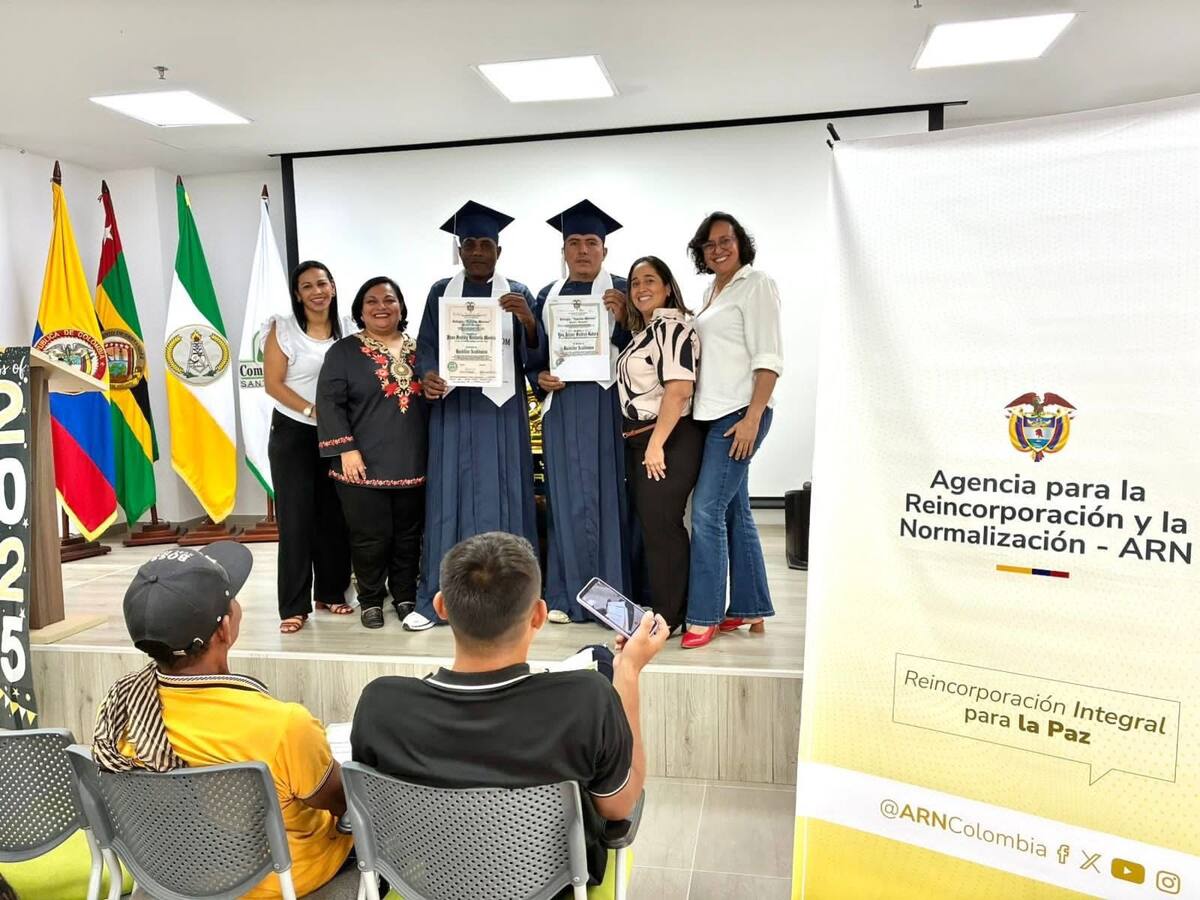 Exmilitantes de las FARC y de las AUC culminaron sus estudios de secundaria en Santander