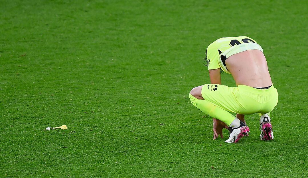 Felipe se lamenta de la derrota sobre la hora en San Mamés.