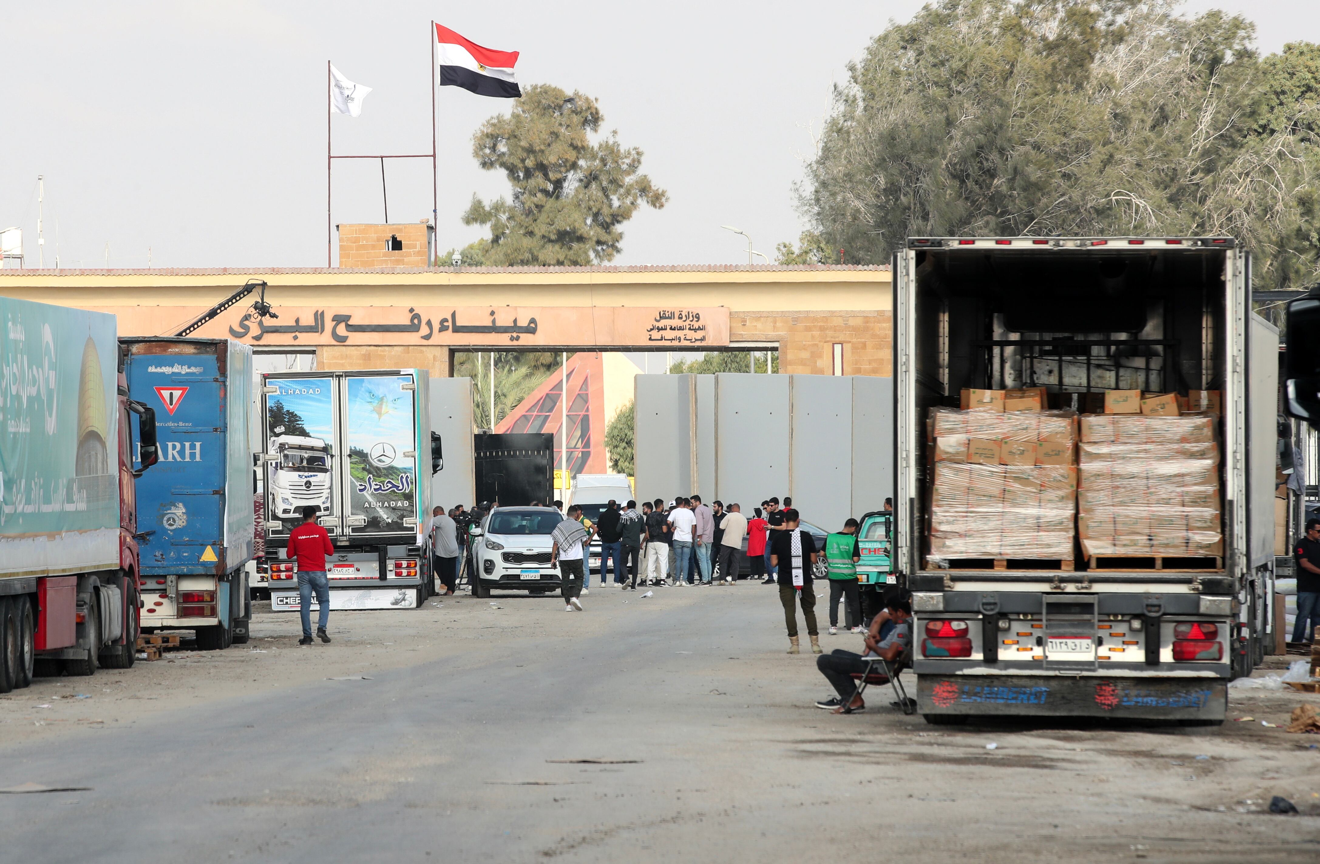 Rafah (Egypt), 24/10/2023.- The humanitarian aid convoy bound for the Gaza Strip, is seen parked outside Rafah border gate, at the Rafah border crossing, Egypt, 24 October 2023. More than 5,000 Palestinians and over 1,400 Israelis have been killed, according to the Israel Defense Forces (IDF) and the Palestinian health authority, since Hamas militants launched an attack against Israel from the Gaza Strip on 07 October. (Egipto) EFE/EPA/KHALED ELFIQI