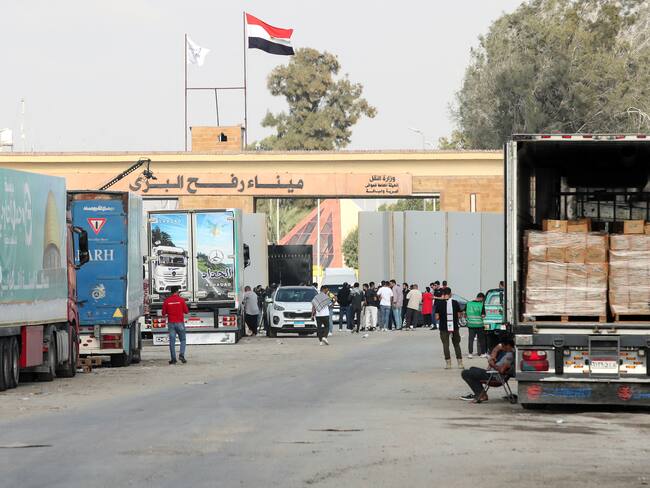 Rafah (Egypt), 24/10/2023.- The humanitarian aid convoy bound for the Gaza Strip, is seen parked outside Rafah border gate, at the Rafah border crossing, Egypt, 24 October 2023. More than 5,000 Palestinians and over 1,400 Israelis have been killed, according to the Israel Defense Forces (IDF) and the Palestinian health authority, since Hamas militants launched an attack against Israel from the Gaza Strip on 07 October. (Egipto) EFE/EPA/KHALED ELFIQI
