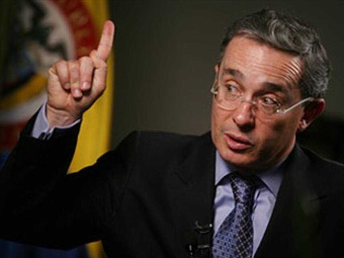 Uribe no contesta a las Altas Cortes sobre las 'chuzadas', pero promete continuar 'diálogo sincero'