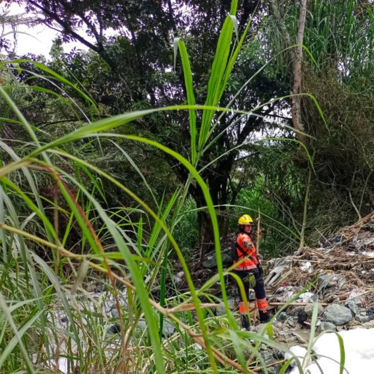 Motociclista y acompañante cayeron a la quebrada la "loca" en Bello.