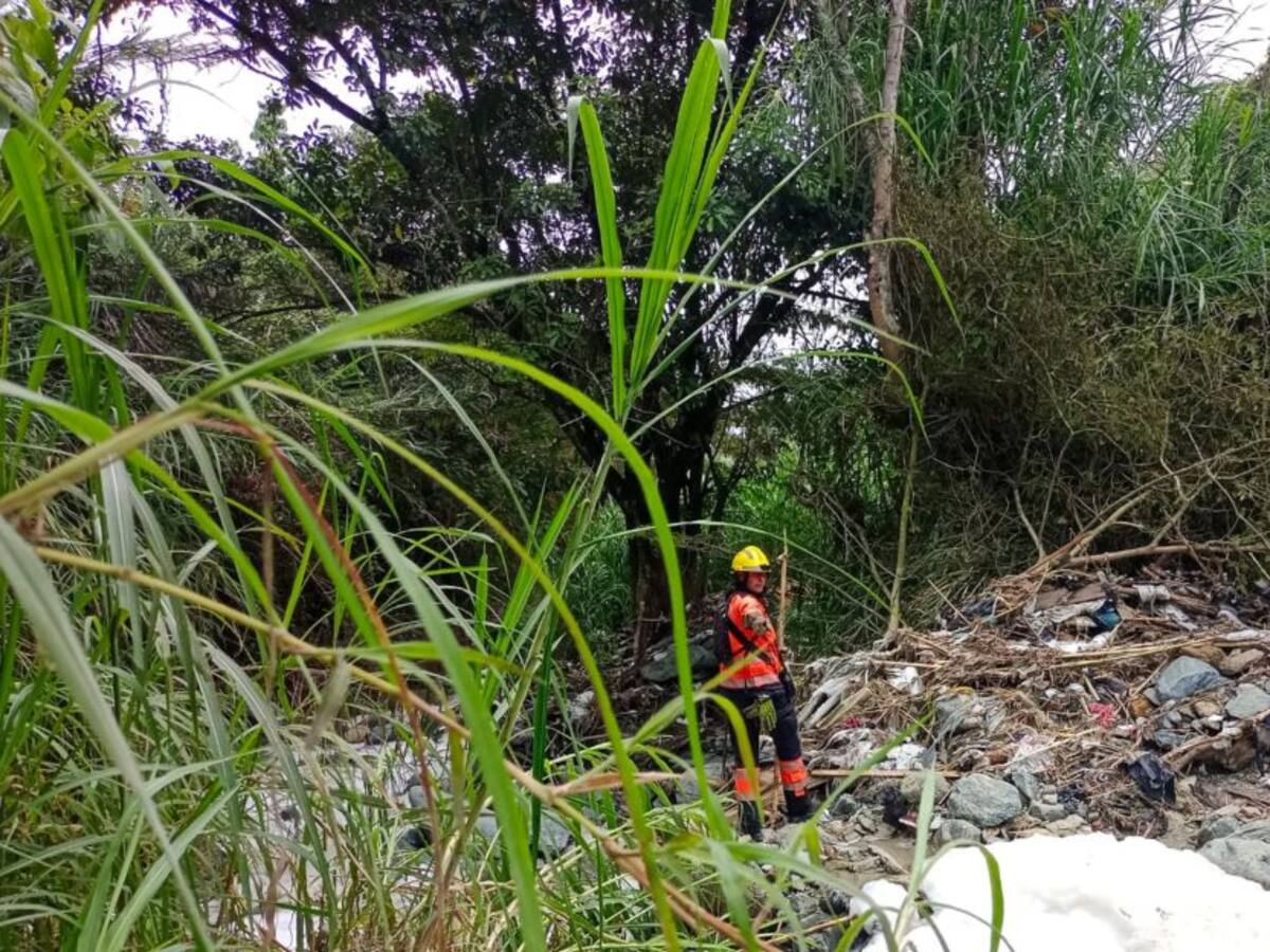 Motociclista y acompañante cayeron a la quebrada la "loca" en Bello.