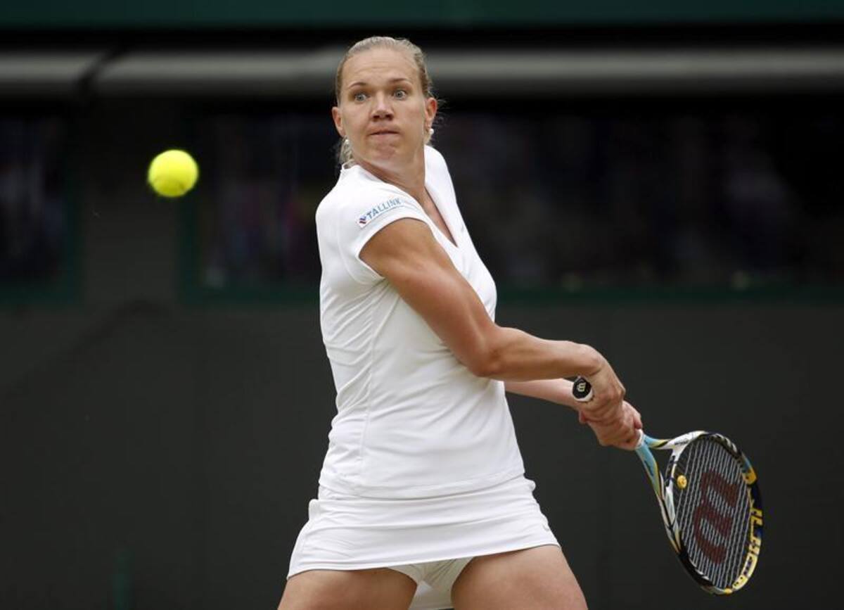 La tenista estonia Kaia Kanepi devuelve una bola a la alemana Sabine Lisicki, durante el partido de cuartos de final del torneo de tenis de Wimbledon